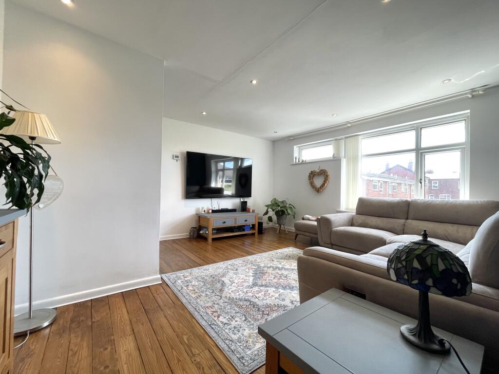 Lindow Court, Stockport Road West, Bredbury photo 5