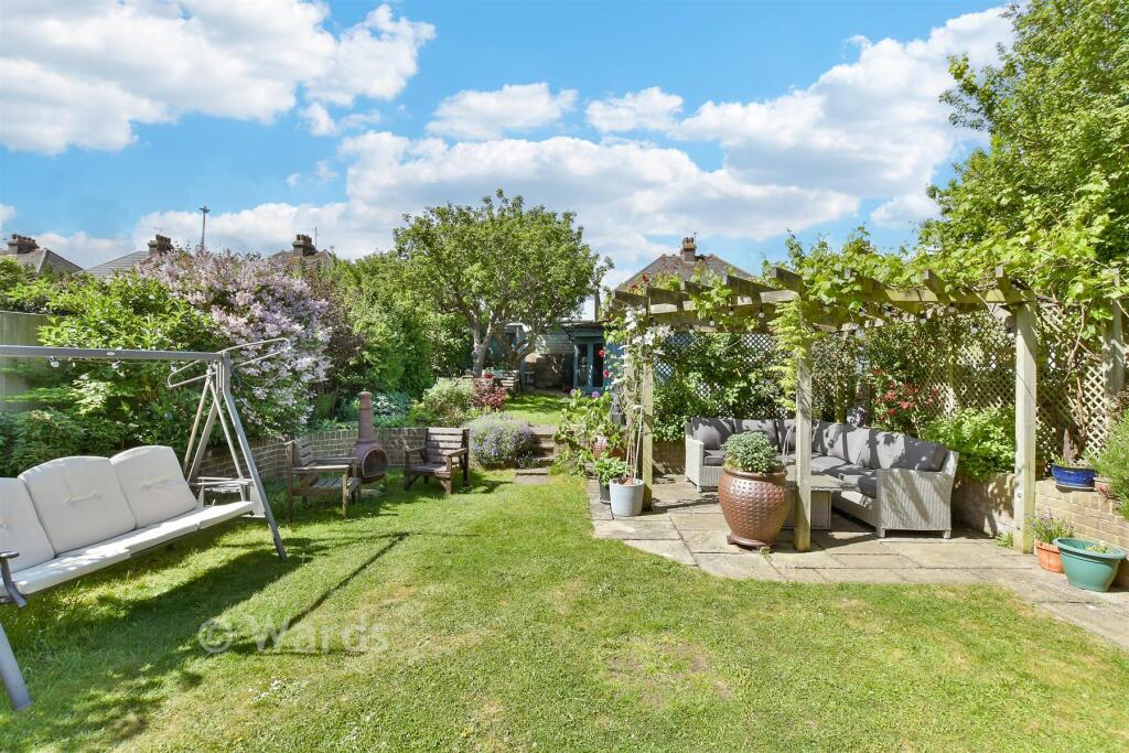 Darland Avenue, Upper Gillingham, Kent photo 2