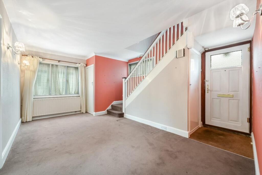 House in Epsom and Ewell, Epsom - More