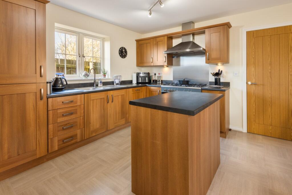 Amberley Close, Scartho Top, Grimsby, DN33 photo 3