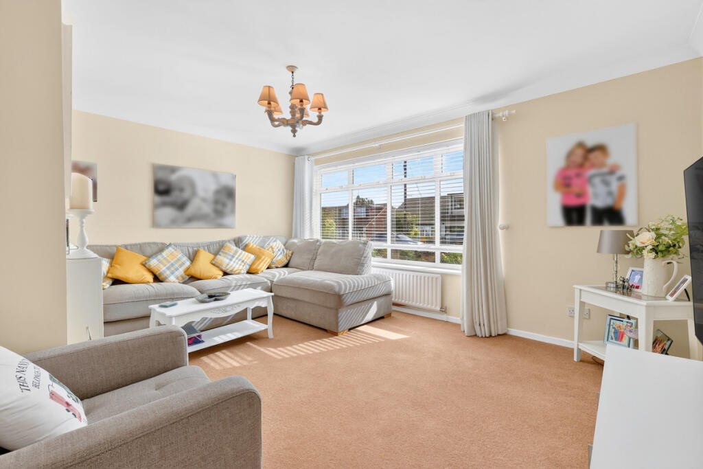 House in Castle Point, South Benfleet - More