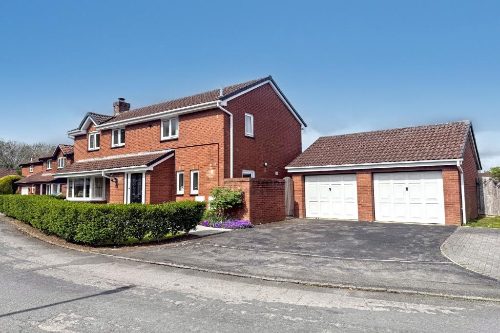 5-bed detached on Ramleaze Drive, Shaw, Swindon, SN5, £550,000