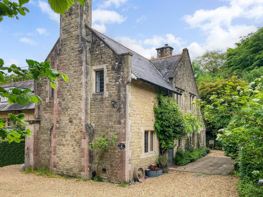Main image of property: Hollycombe, Liphook, GU30