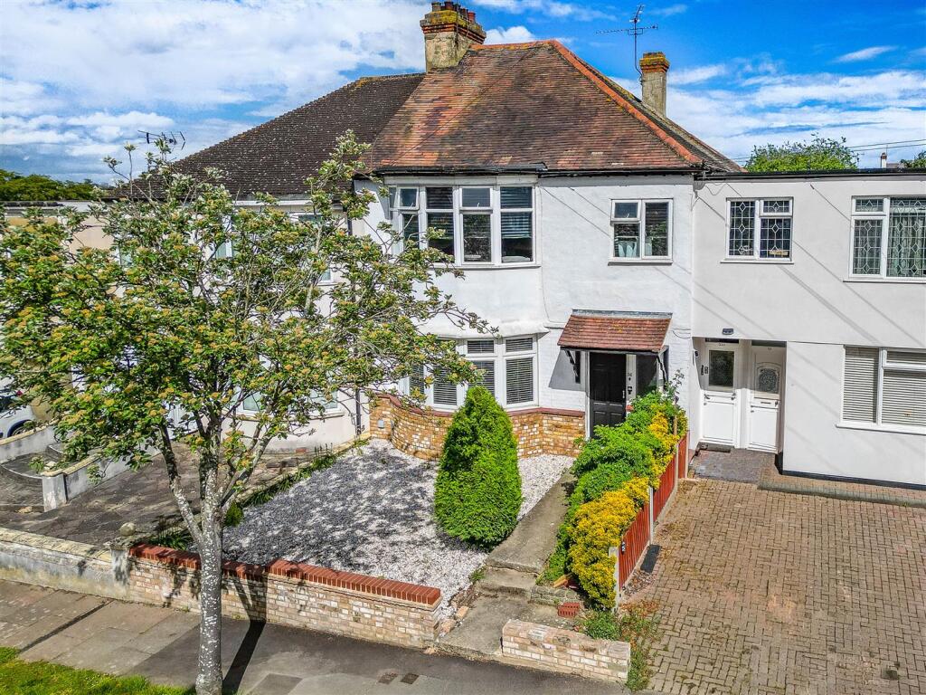 Main image of property: KINGSWOOD CHASE, Leigh-On-Sea
