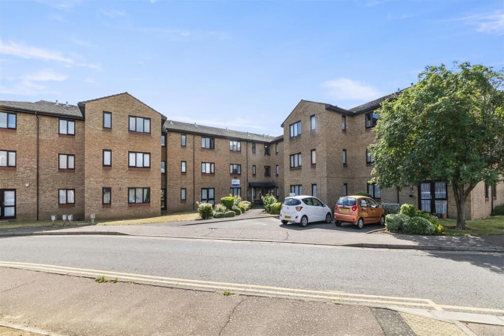 1-bed flat on Verona Close, Uxbridge, £119,950