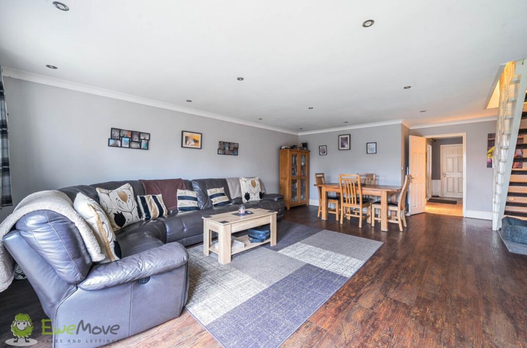 Coombe Court, Thatcham, Berkshire, RG19 photo 3
