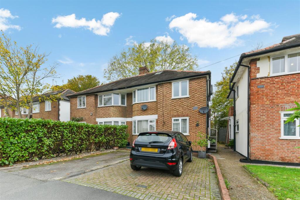 2-bed flat on Runnymede, Colliers Wood, £400,000