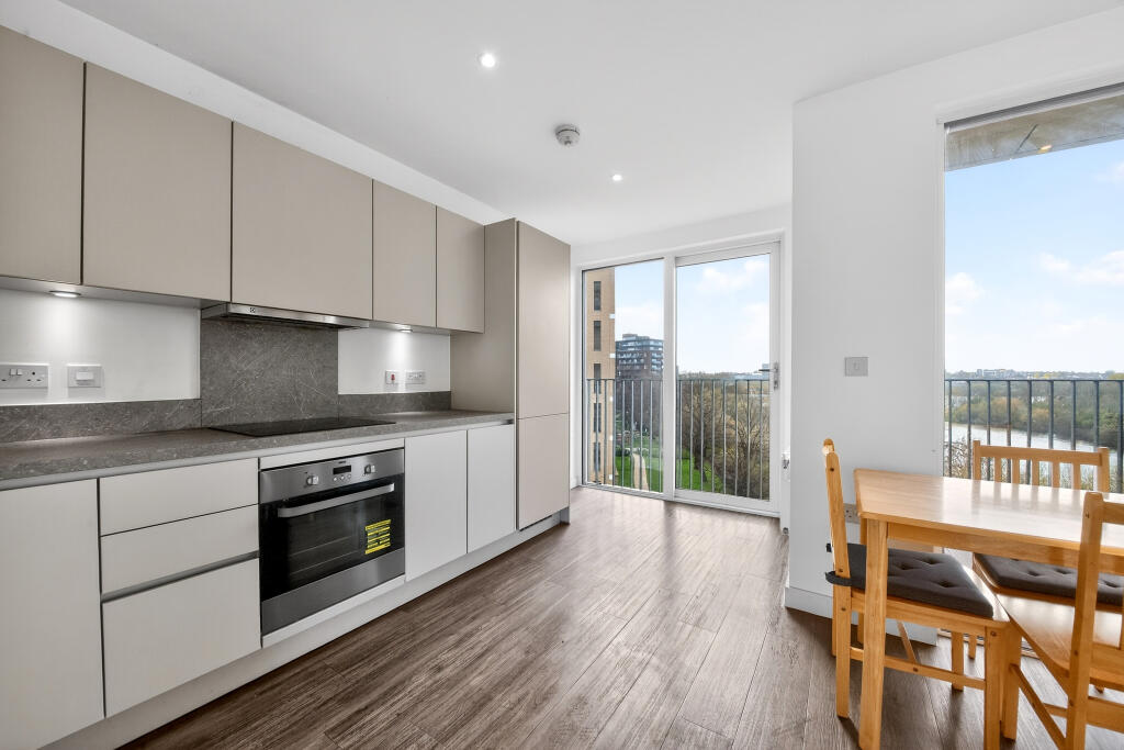 19 Moorhen Drive, London, NW9 photo 4