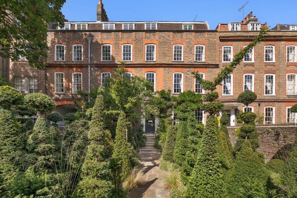 Main image of property: Clapham Common North Side, London, SW4