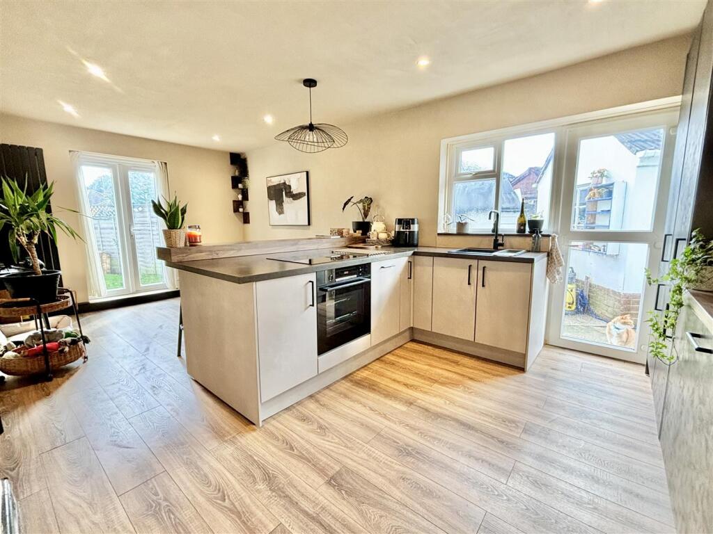 Pergin Crescent, Creekmoor, Poole photo 3