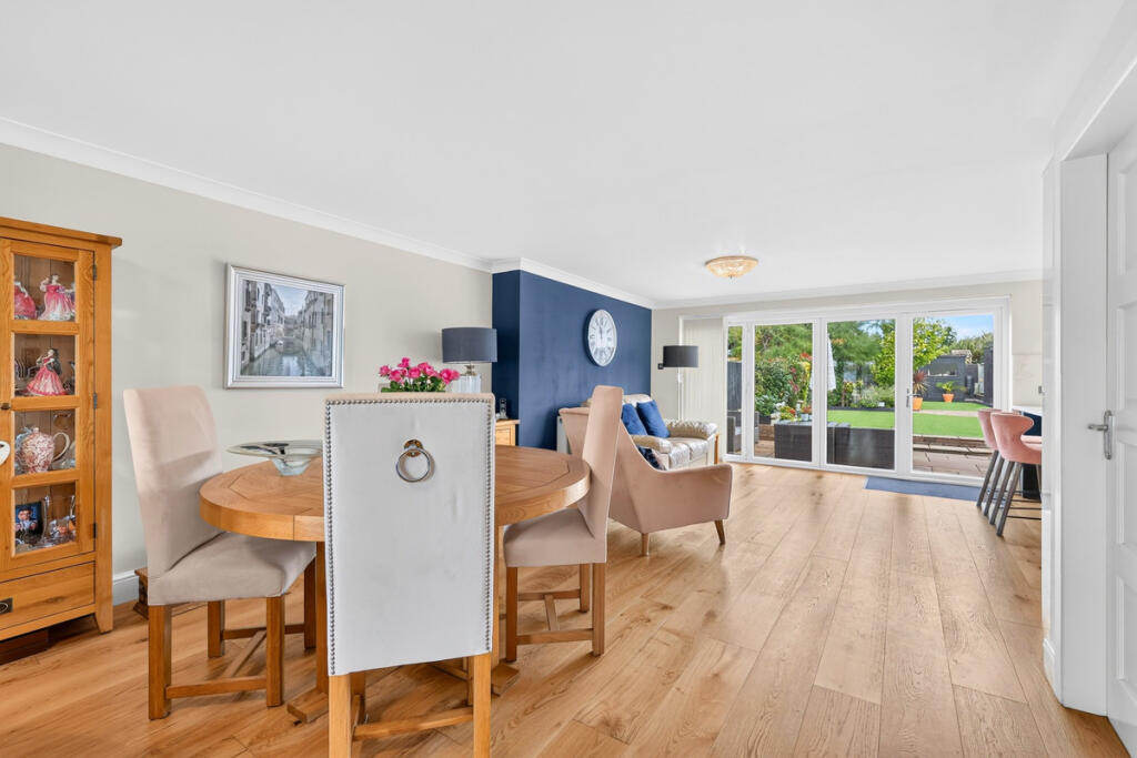 House in Castle Point, Benfleet - More