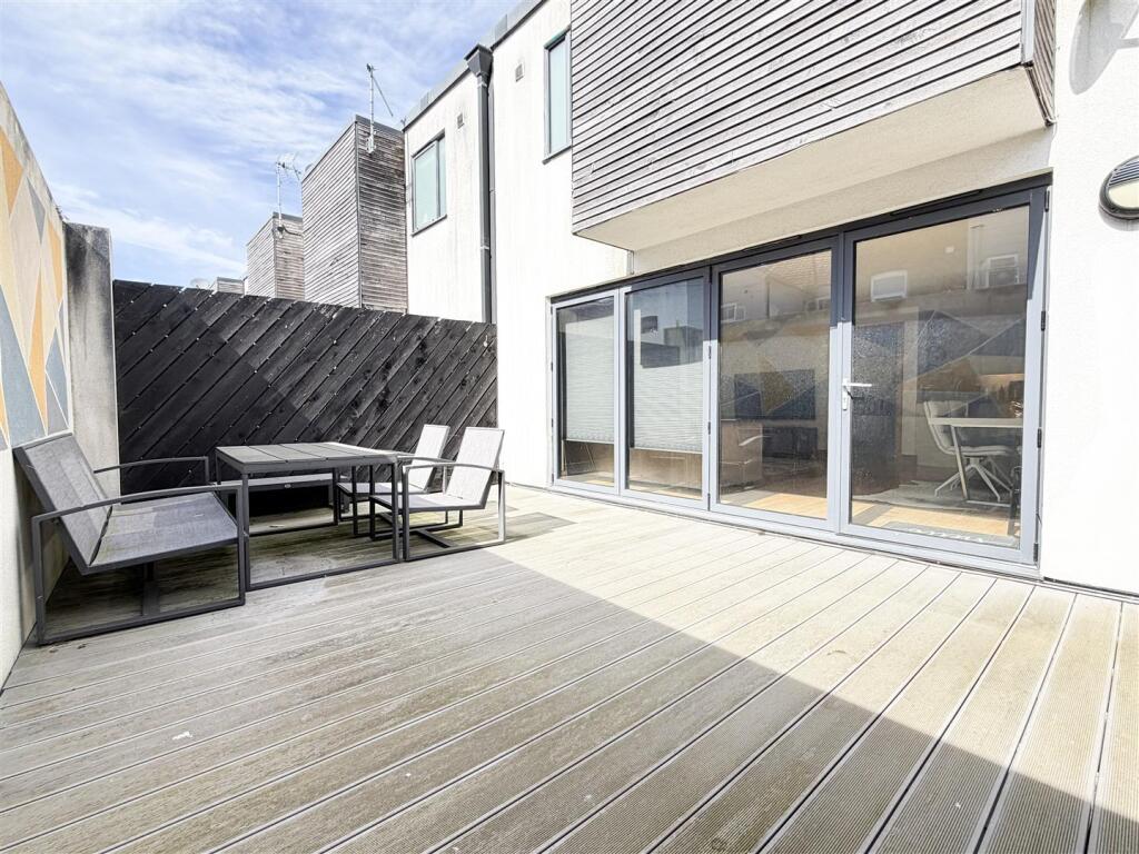 Breaker Mews, Eastbourne, BN22 7EX - More