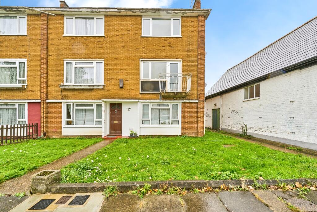 2-bed maisonette on High Street, Hayes, UB3, £325,000