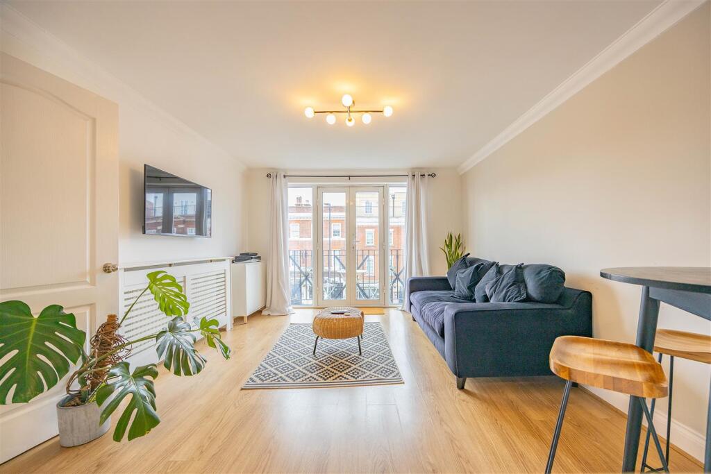 Apartment in Southend-on-Sea, Leigh-on-Sea - More