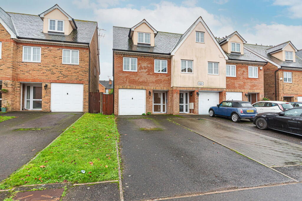 3-bed terraced on Cambridge Road, Crowthorne, RG45 7EF, £500,000