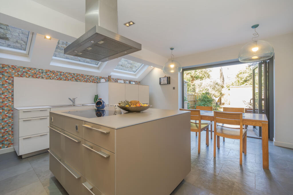 House in London - View 2