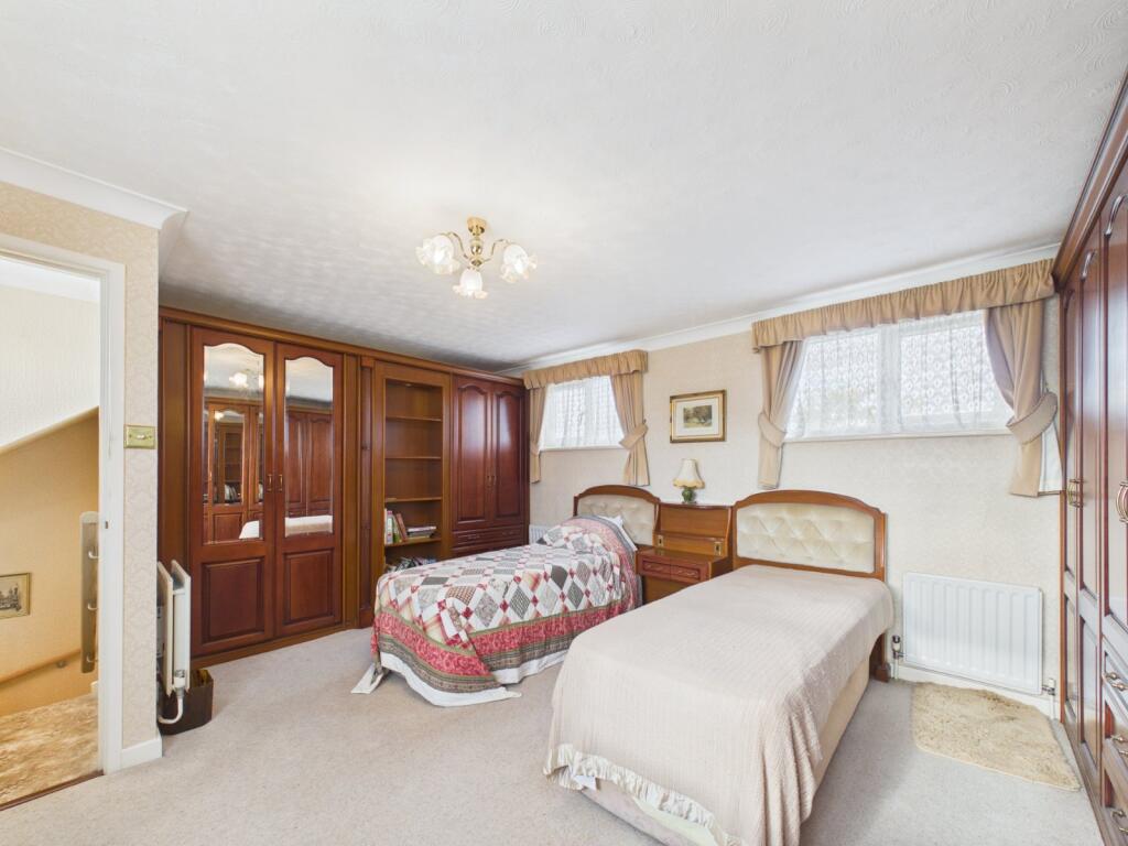 Ash Grove, Feltham, Middlesex, TW14 photo 4