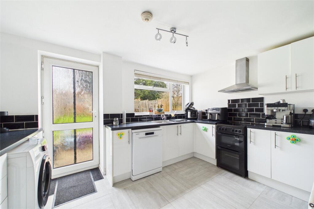 Clayton Grove, Bracknell, Berkshire, RG12 photo 4