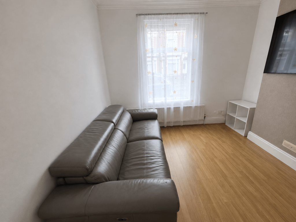House in Hull - View 4