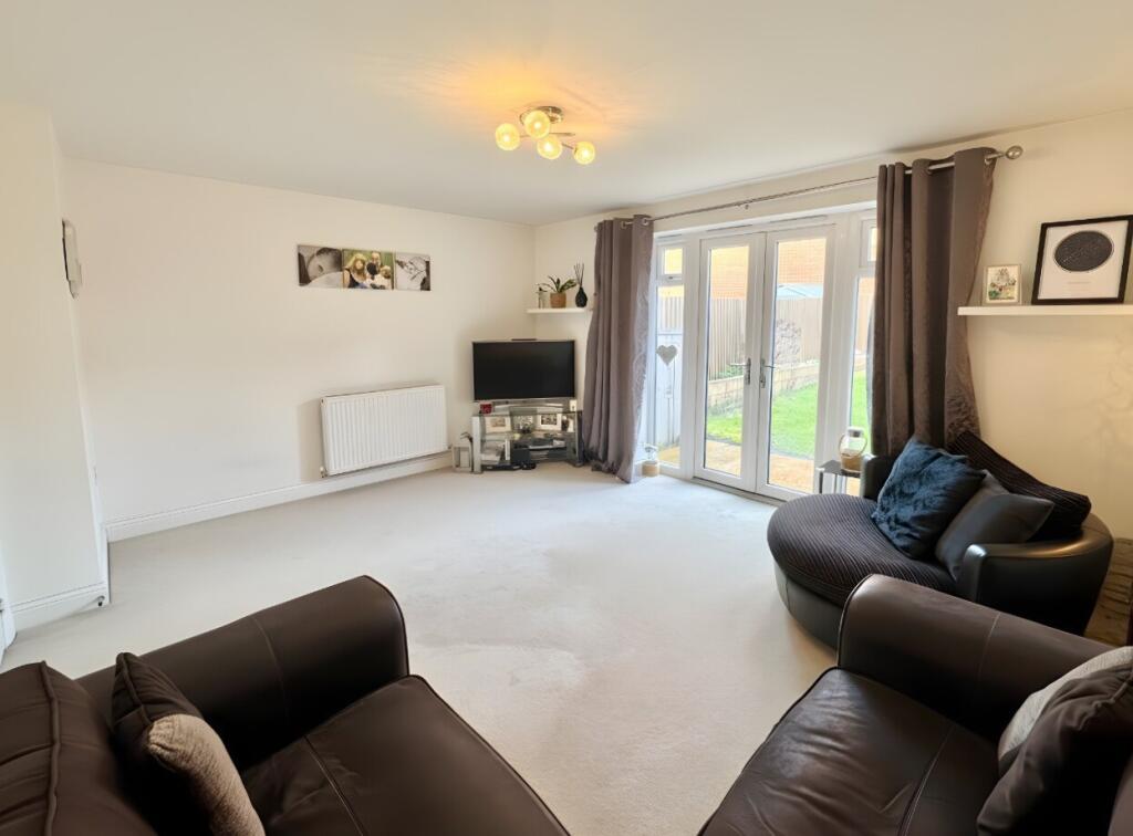 Buttercup Lane, Woodley, Reading photo 3