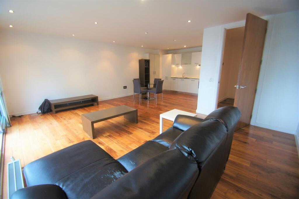 Apartment in Manchester, City Centre - View 3