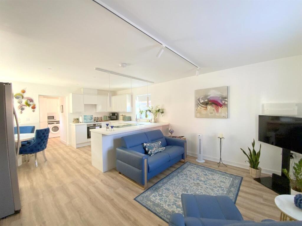 House in Grimsby, Healing - View 3
