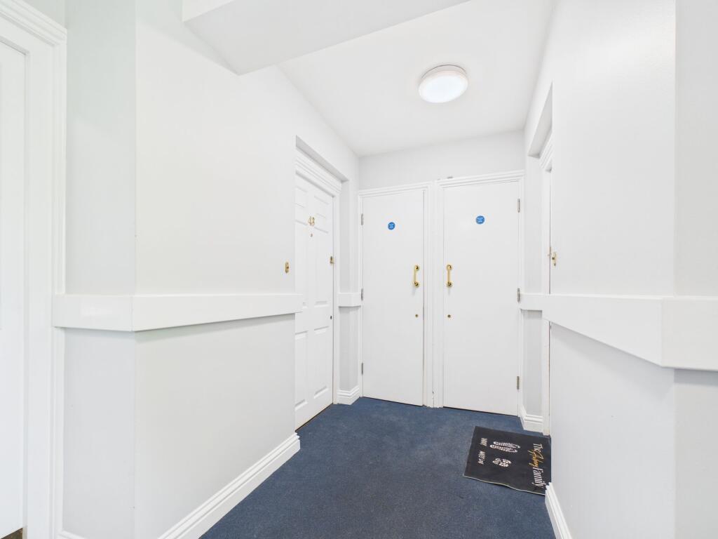 Apartment in Reading, Southcote - View 2