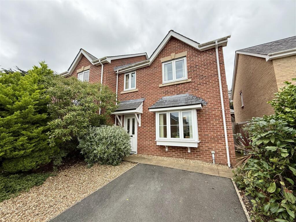3-bed house on Llys Adda, Bangor, £275,000