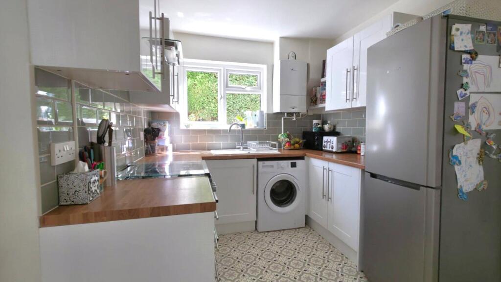 Chestnut Road, Horley, Surrey, RH6 photo 4