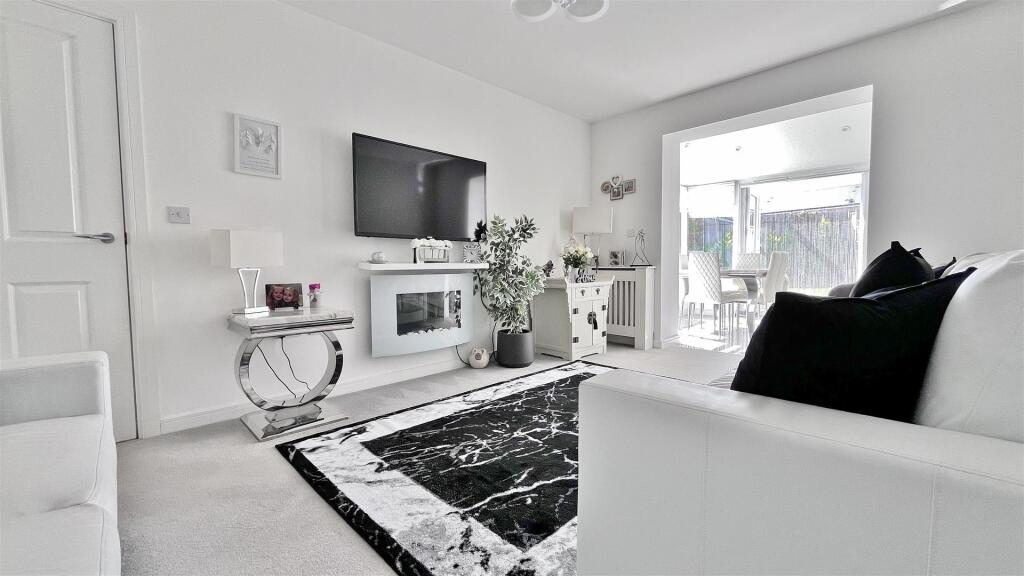 Ronson Drive, Thorpe-le-soken, Essex photo 4