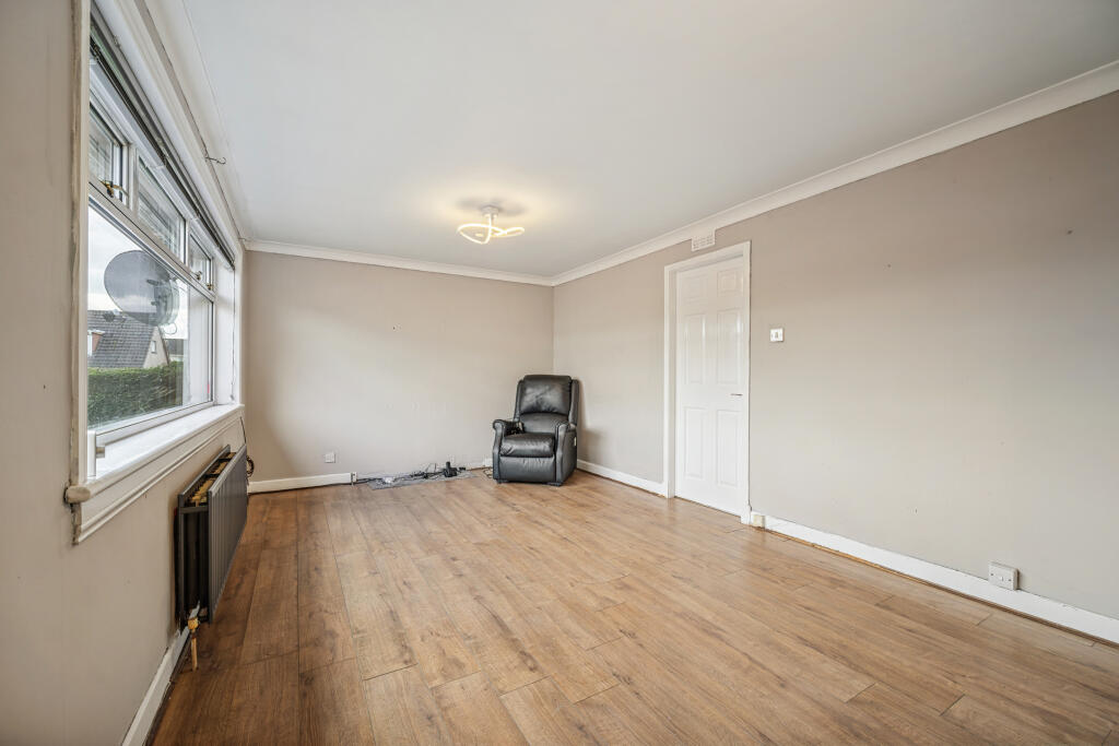 3 Canmore Drive, Stenhousemuir, Larbert, FK5 photo 4