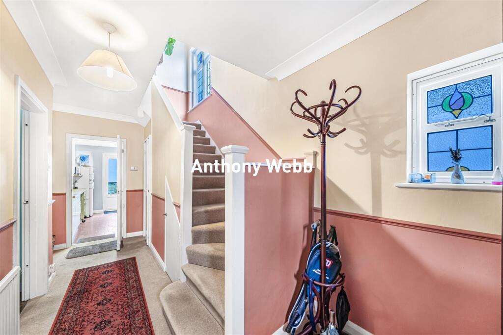 Dawlish Avenue, Palmers Green, N13 photo 3
