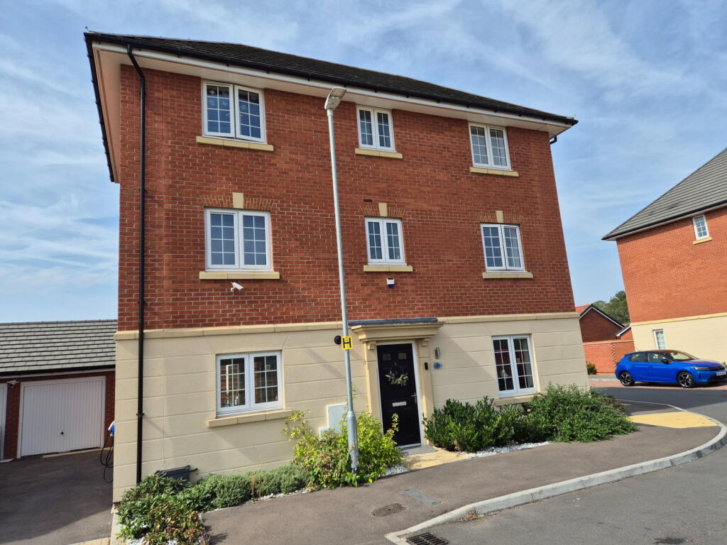 4-bed detached on Dalmatian Drive, Houghton Regis, LU5 6TQ, £500,000