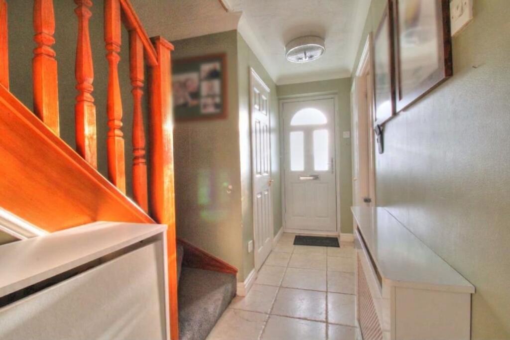 Sweet Briar Drive, Basildon, SS15 photo 2