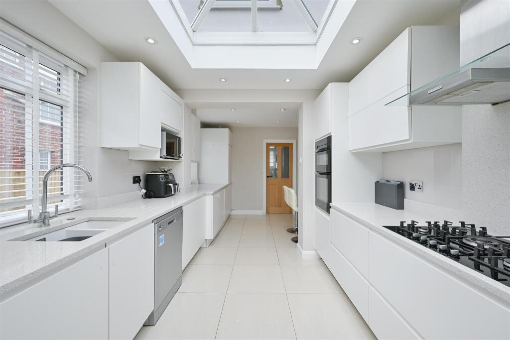House in Reigate and Banstead, Nork - View 5