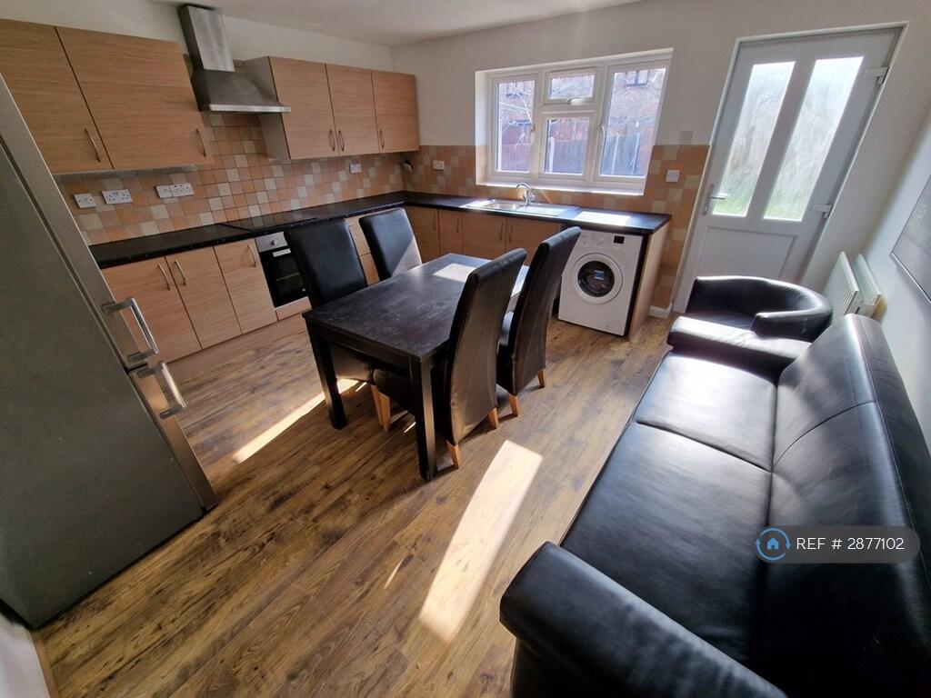 5 bedroom terraced house for rent