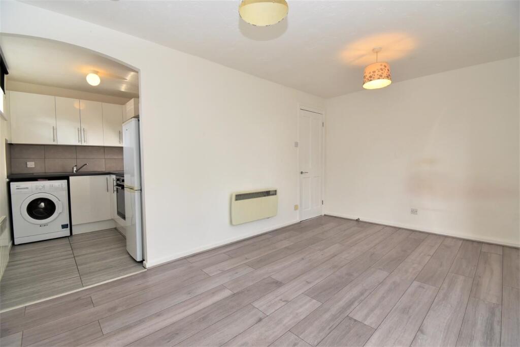 Apartment in Southall - View 4