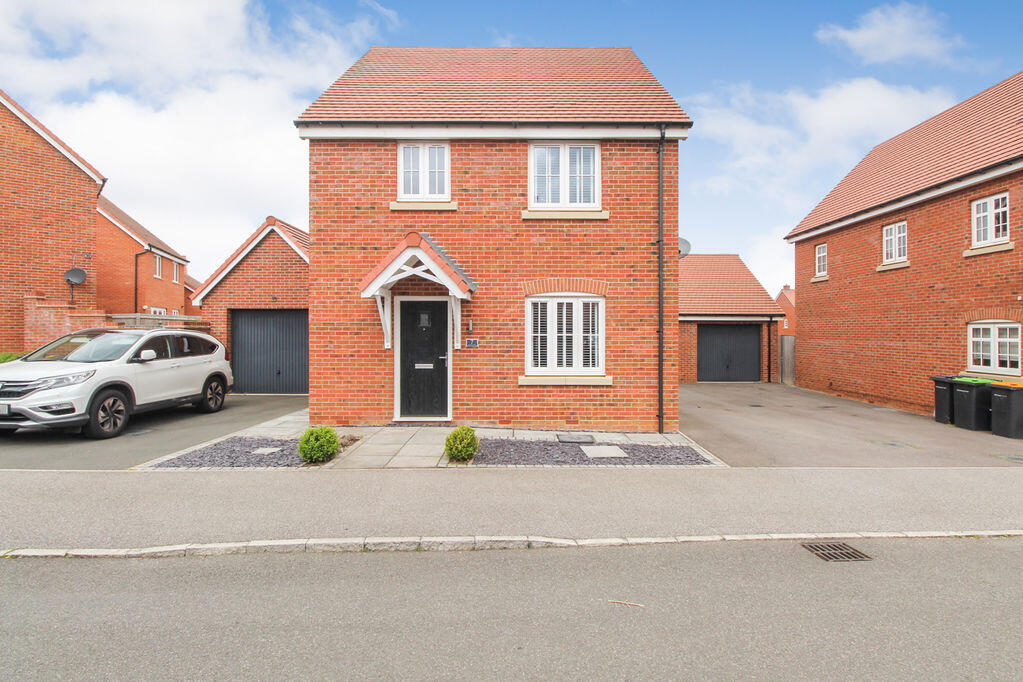 3-bed detached on Aviation Way, New Cardington, MK42, £385,000