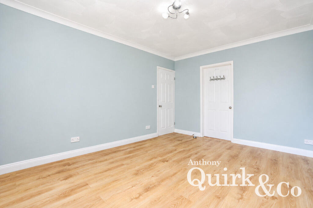 House in Castle Point, Canvey Island - View 4