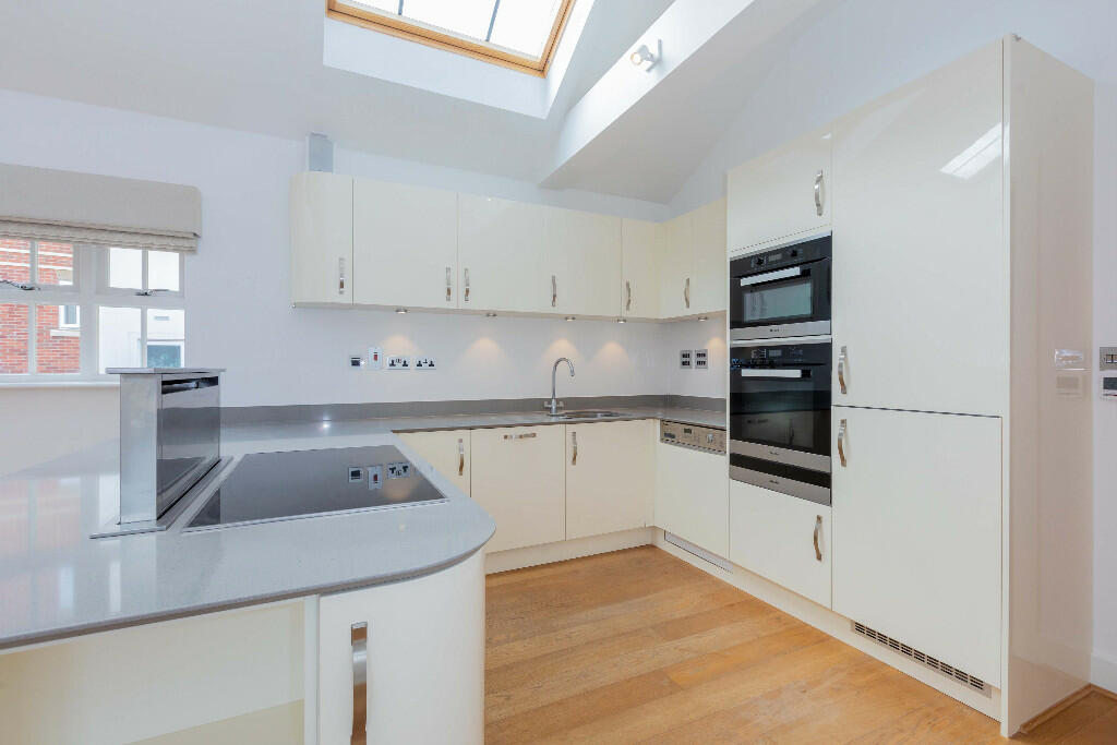 Apartment in Slough - View 5