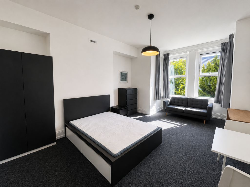 Apartment in Newport - More
