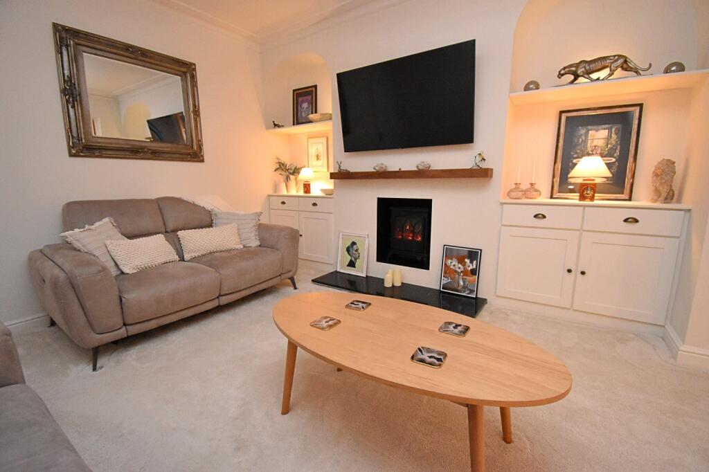 House in Woodford Green, Hale End - More