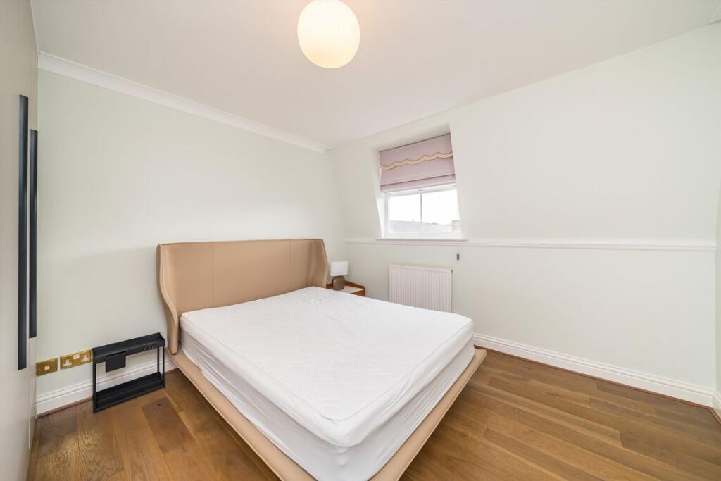 House in Kingston upon Thames - More