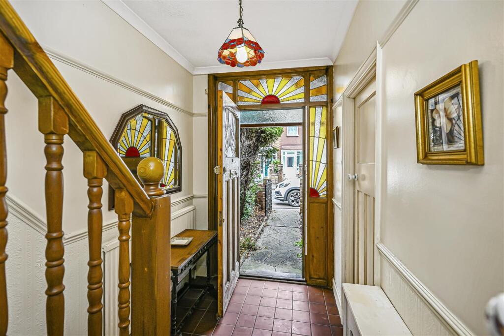 House in London, Chapel End, Highams Park - View 2
