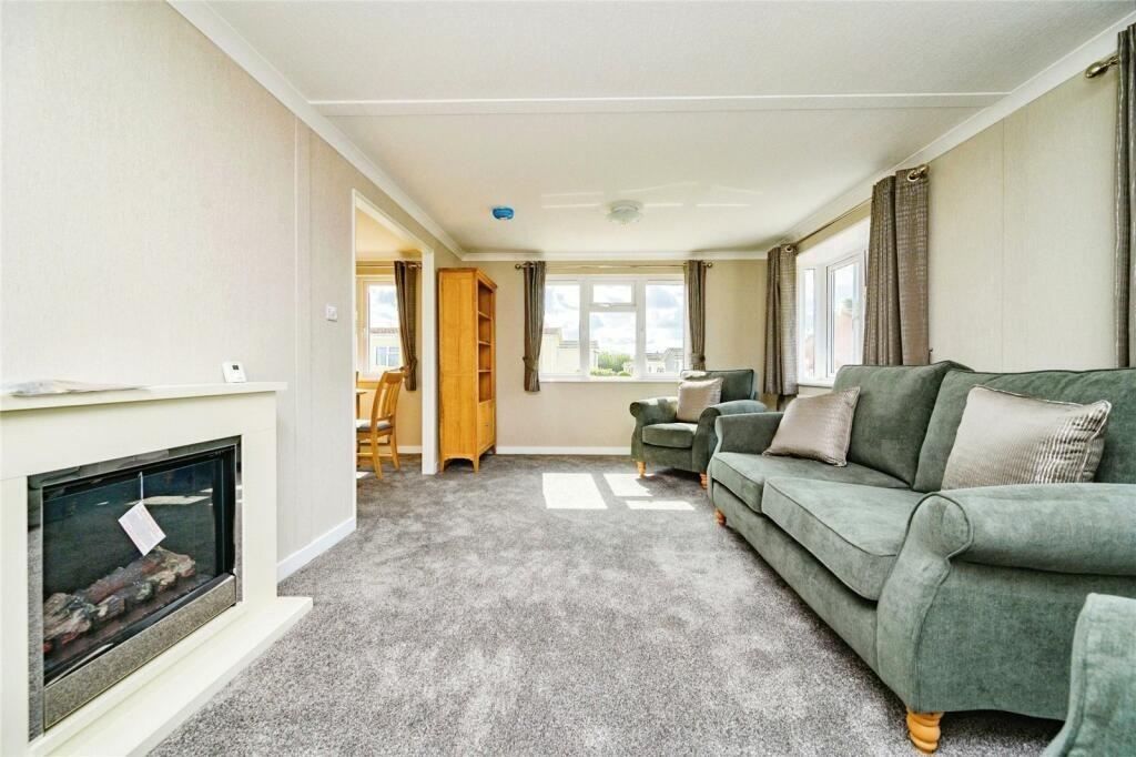Two Bed Park Home, Hillcrest Residential Park, Manor Road, Luton, Bedfordshire, LU1 4DP photo 4