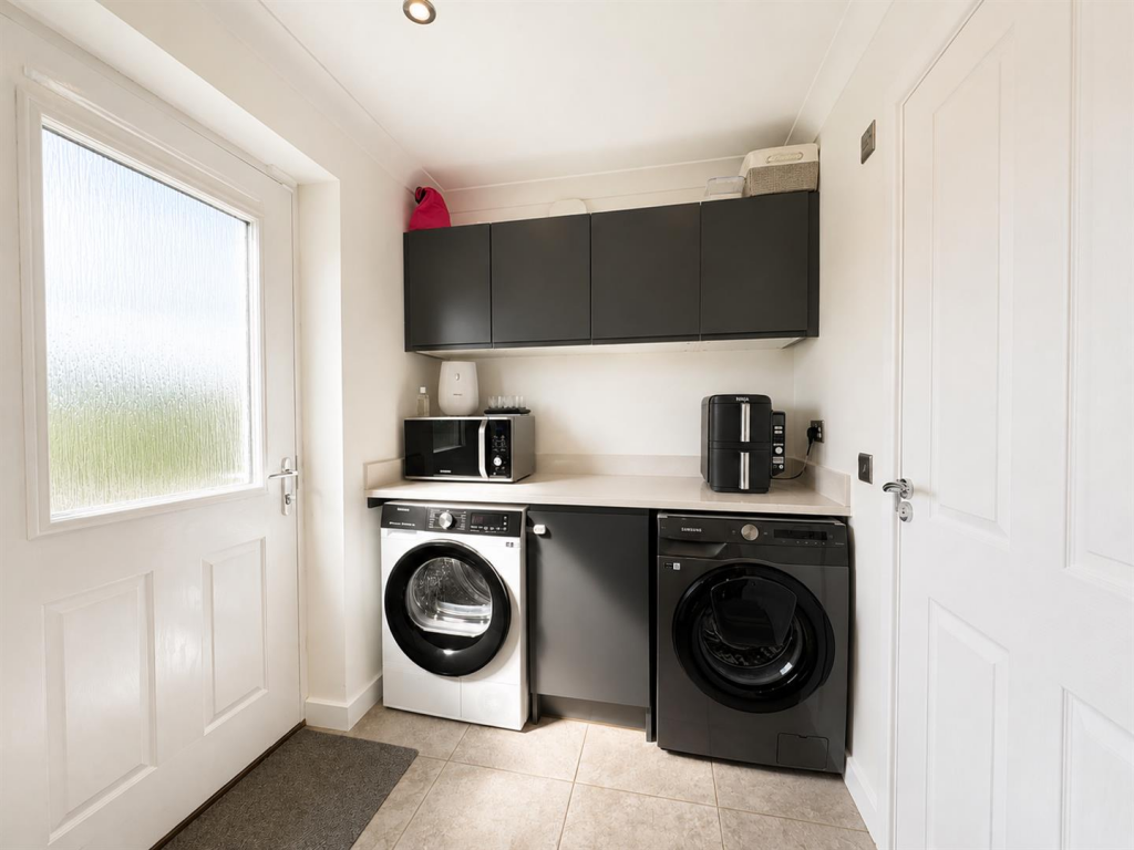 House in Bothwell, Kirkfield - View 5