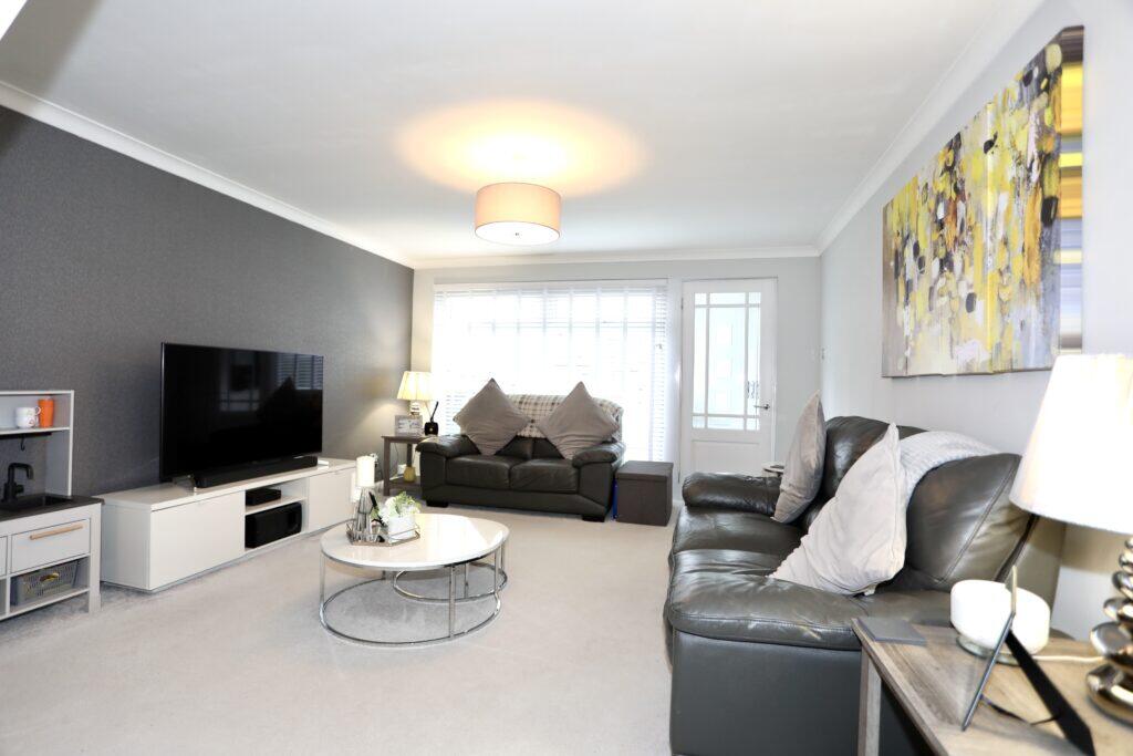Falkland Crescent Bishopbriggs G64 1BL photo 2