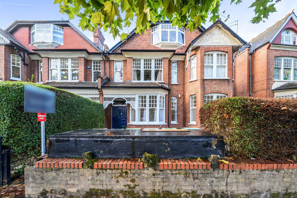 2-bed flat on Princes Avenue, Muswell Hill, London, N10, £575,000