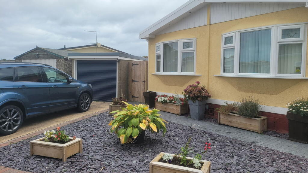 2-bed caravan on Four Seasons Park, Chapel St. Leonards, Skegness, PE24 5YZ, £175,000