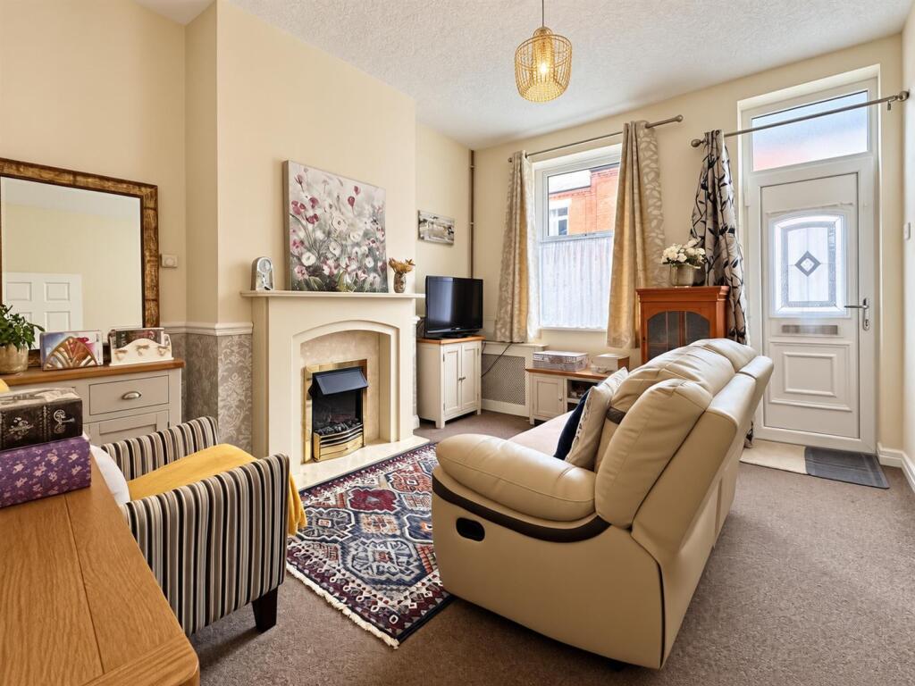 House in Staffordshire Moorlands, Leek - More